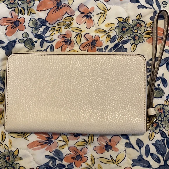 New White Coach wristlet wallet with larger inside pocket for phone or checkbook - Picture 3 of 8